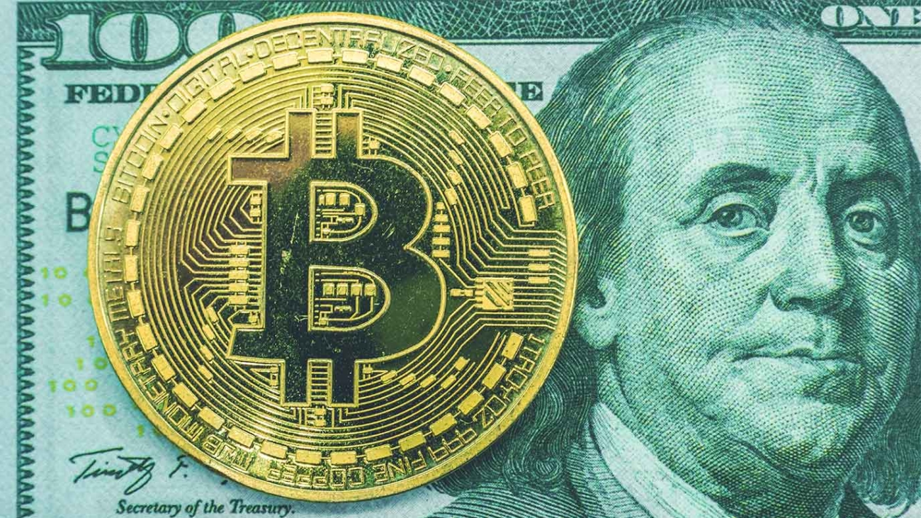 Moneda de bitcoin y un billete