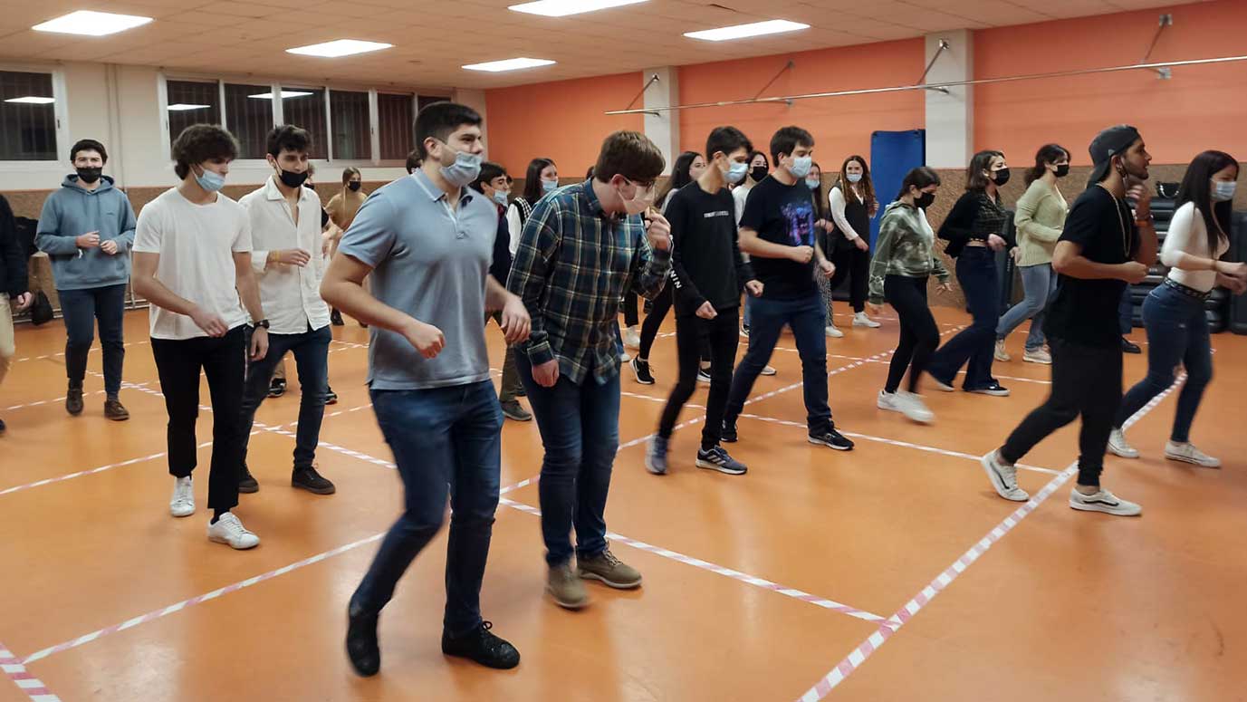 estudiantes aprendiendo a bailar salsa