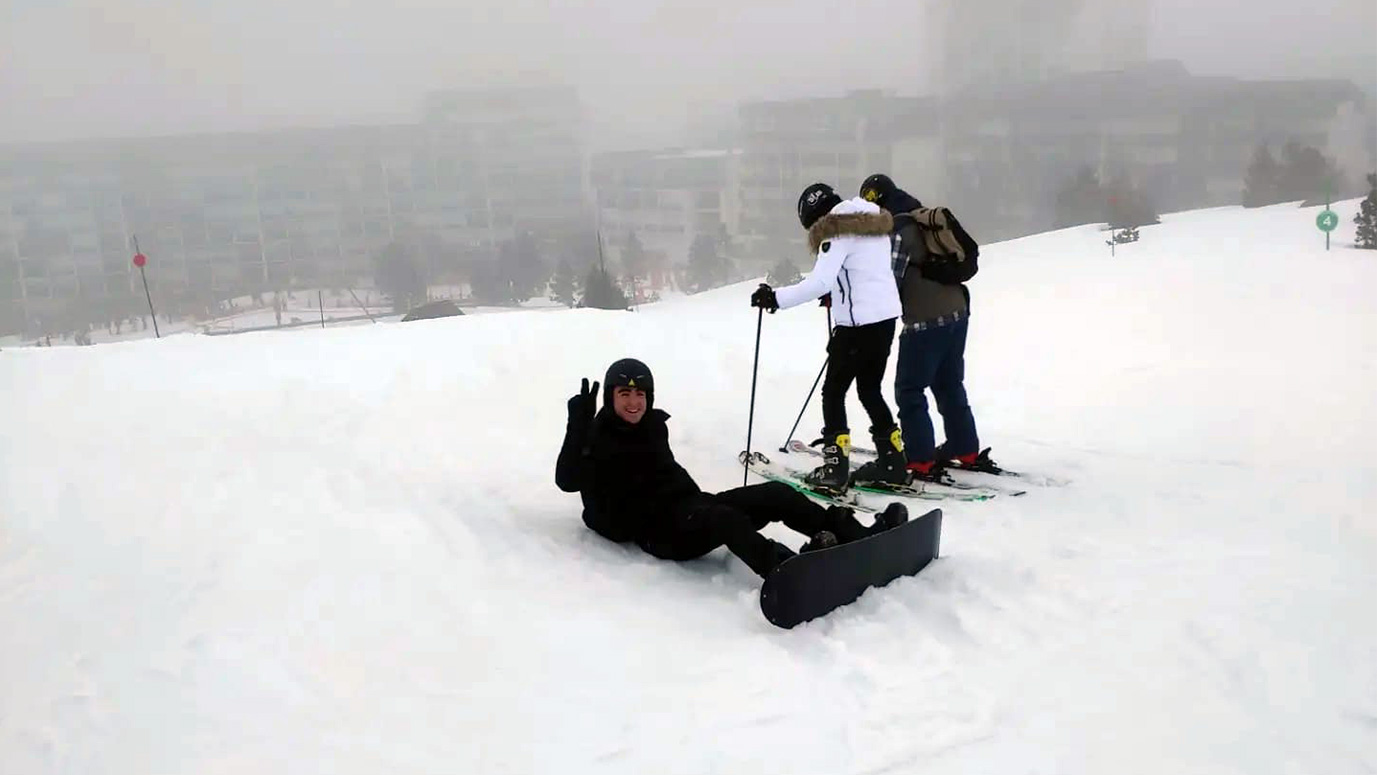 estudiante con snowboard