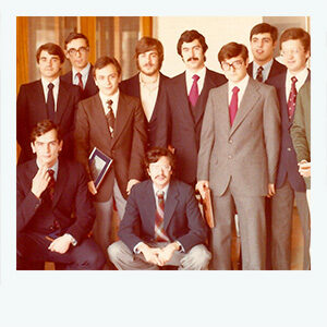 foto antigua de estudiantes en el colegio mayor larraona