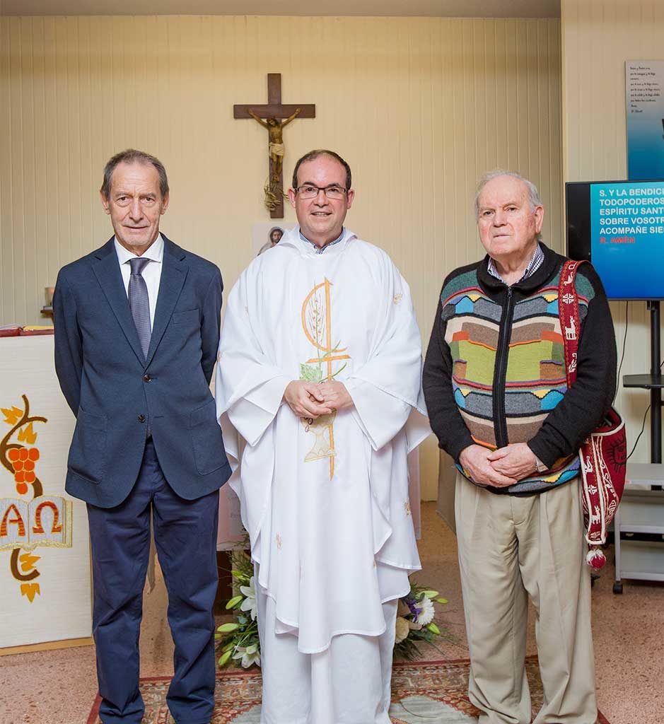 tres misioneros claretianos en la capilla del colegio mayor