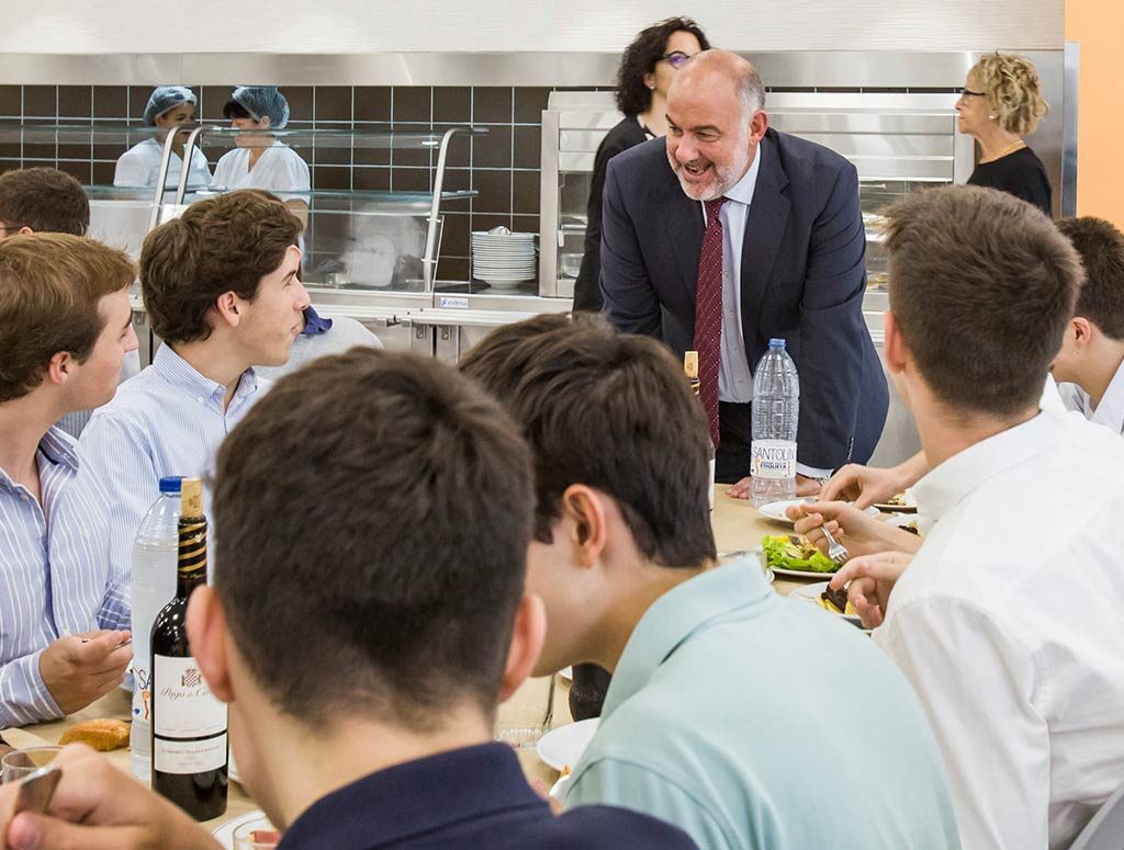 director hablando en la comida con los estudiantes