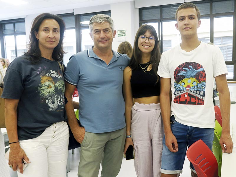 familia con estudiantes del colegio mayor