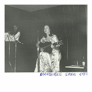 Mercedes Sosa en un recital en el Colegio Mayor Larraona