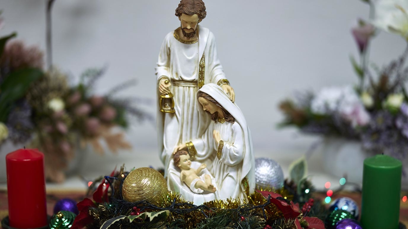 figuras de José, María y Jesús y decoración de Navidad y Adviento