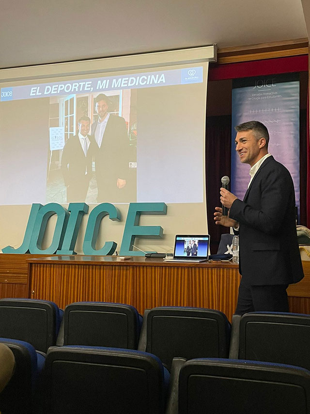 un doctor da una charla a estudiantes universitarios en el Colegio Mayor Larraona en Pamplona