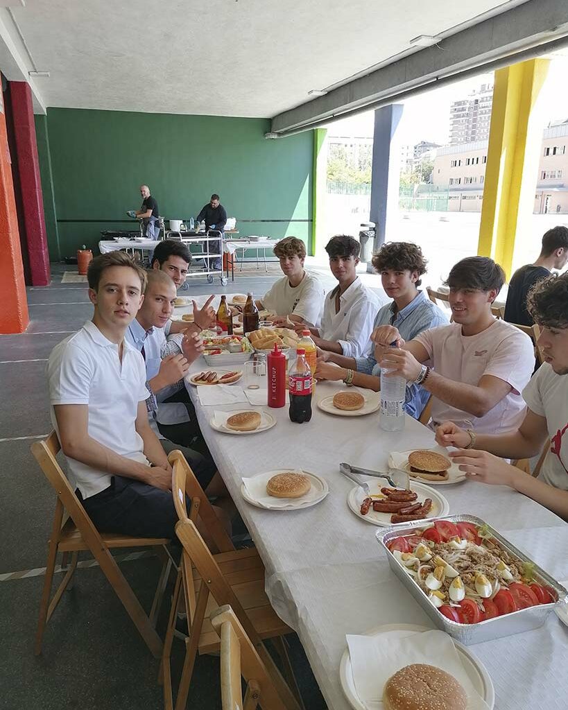 grupo de amigos comiendo en el Colegio Mayor Larraona