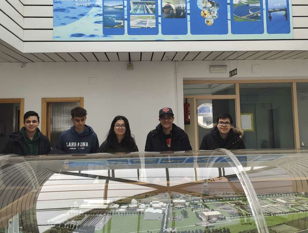 estudiantes frente a una maqueta de la planta potabilizadora de Arazuri