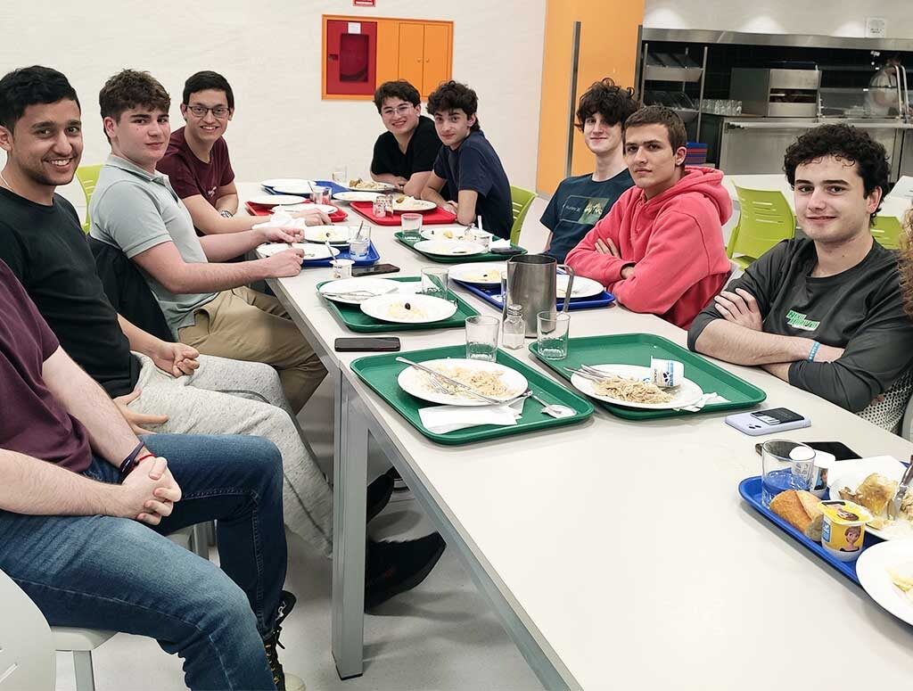 estudiantes universitarios cenan juntos en el comedor del colegio mayor