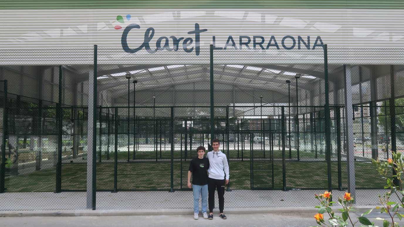 ganadores de pádel en las pistas del Colegio Mayor Larraona