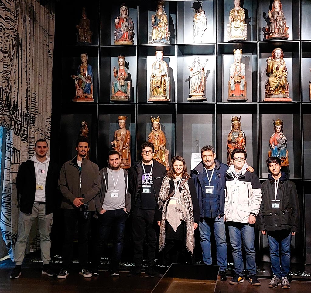 estudiantes con vírgenes expuestas en el museo de la catedral de Pamplona
