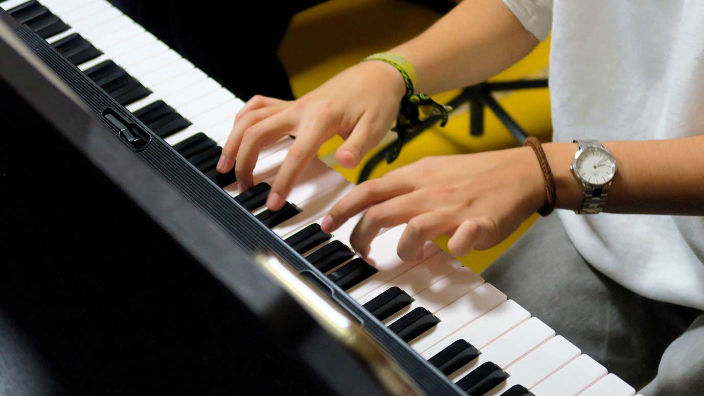 manos tocando el piano