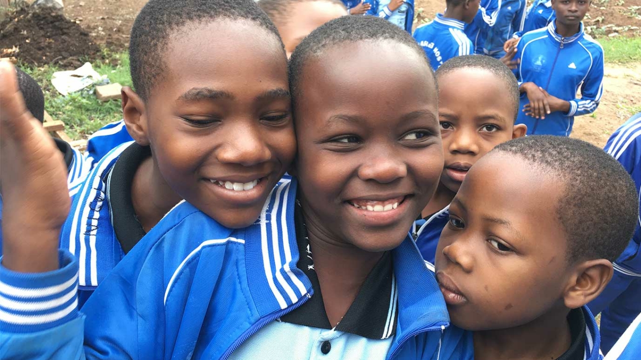 niños de tanzania sonriendo