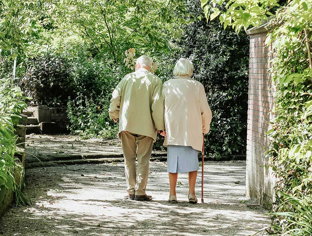 dos ancianos pasean de la mano
