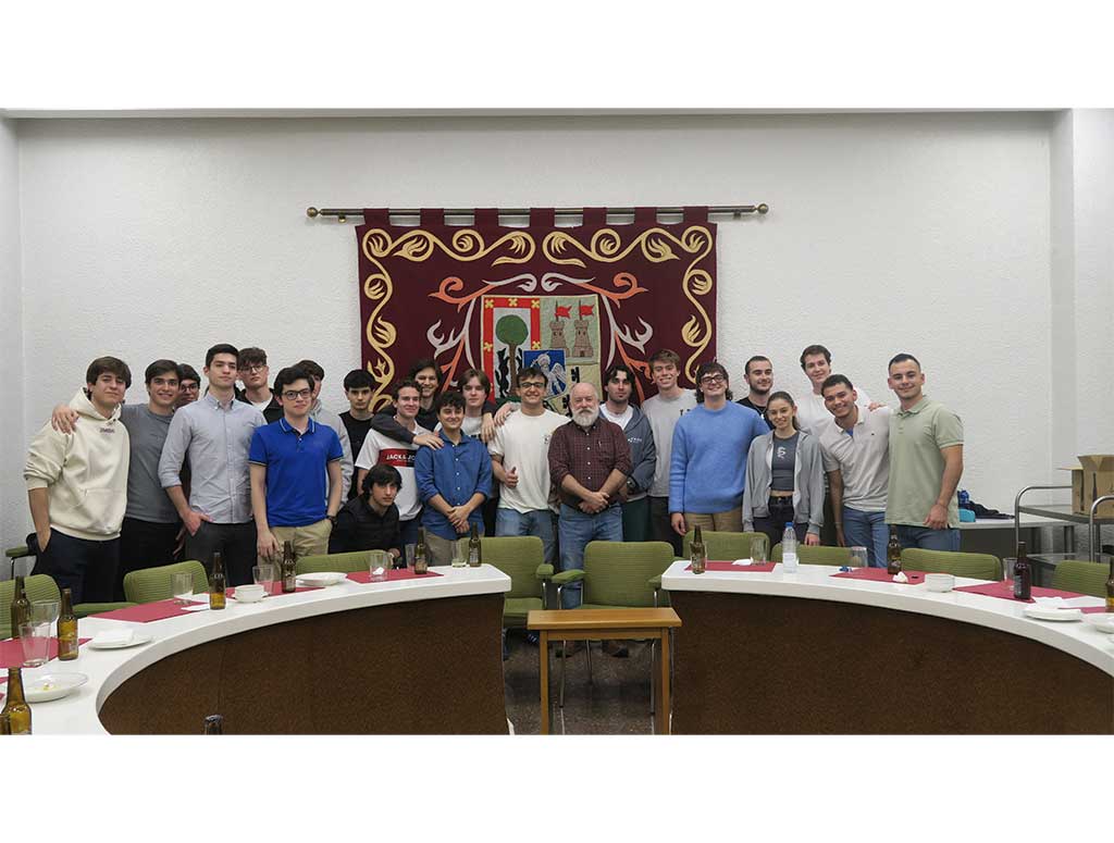 Grupo de estudiantes con profesor en sala de Colegio Mayor Larraona