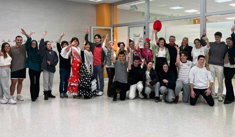 estudiantes y miembros del grupo de Sevillanas del Polideportivo Larraona