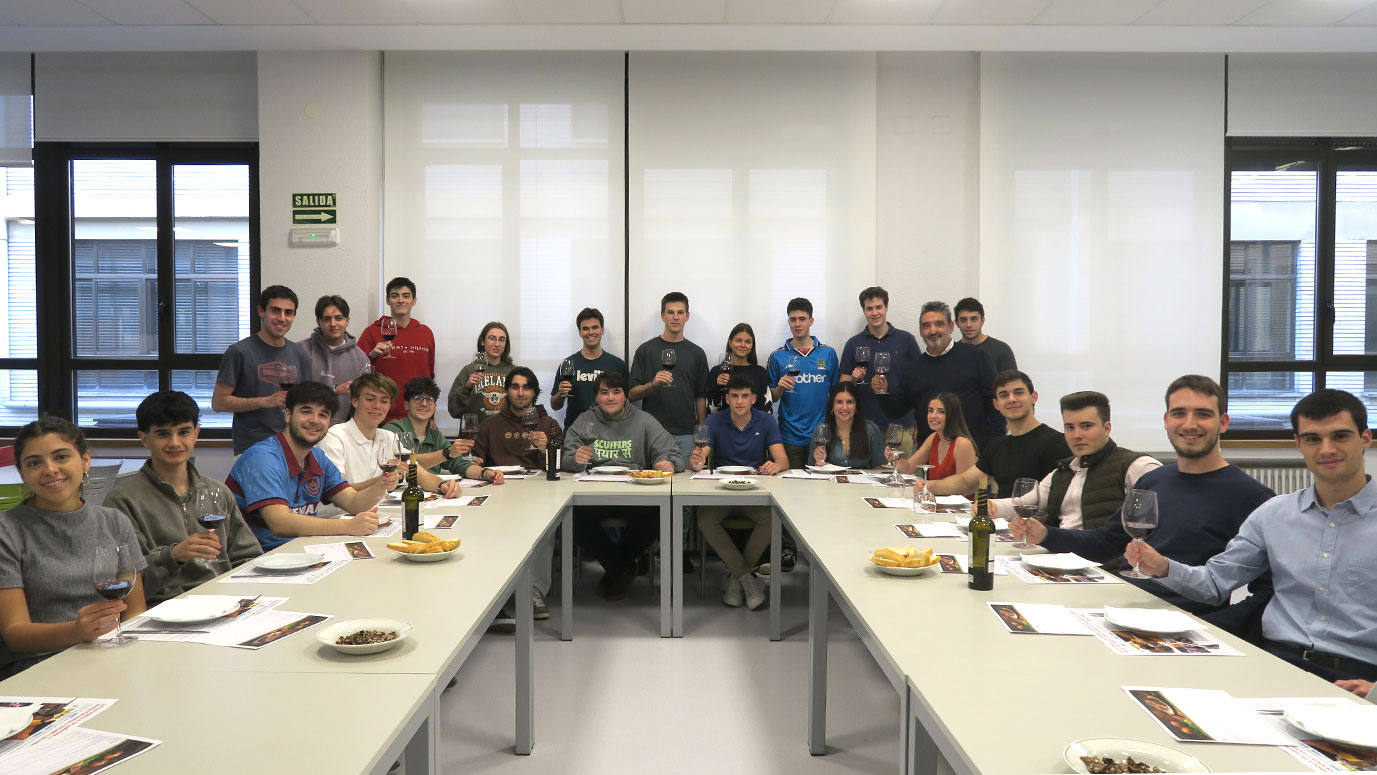 grupo de universitarios que participan en una cata de morcilla