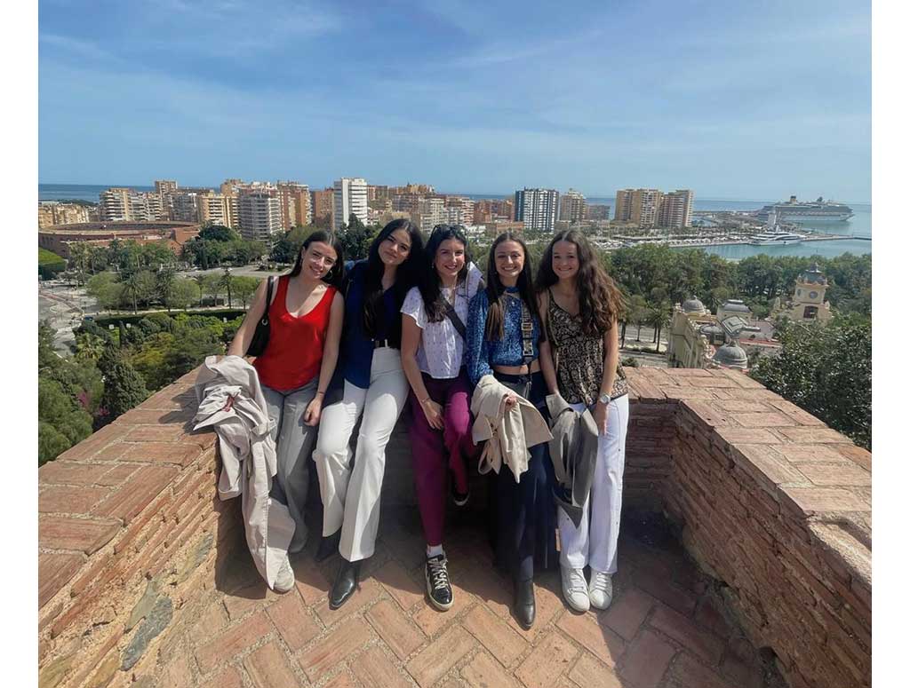 grupo de amigas posando en un balcón