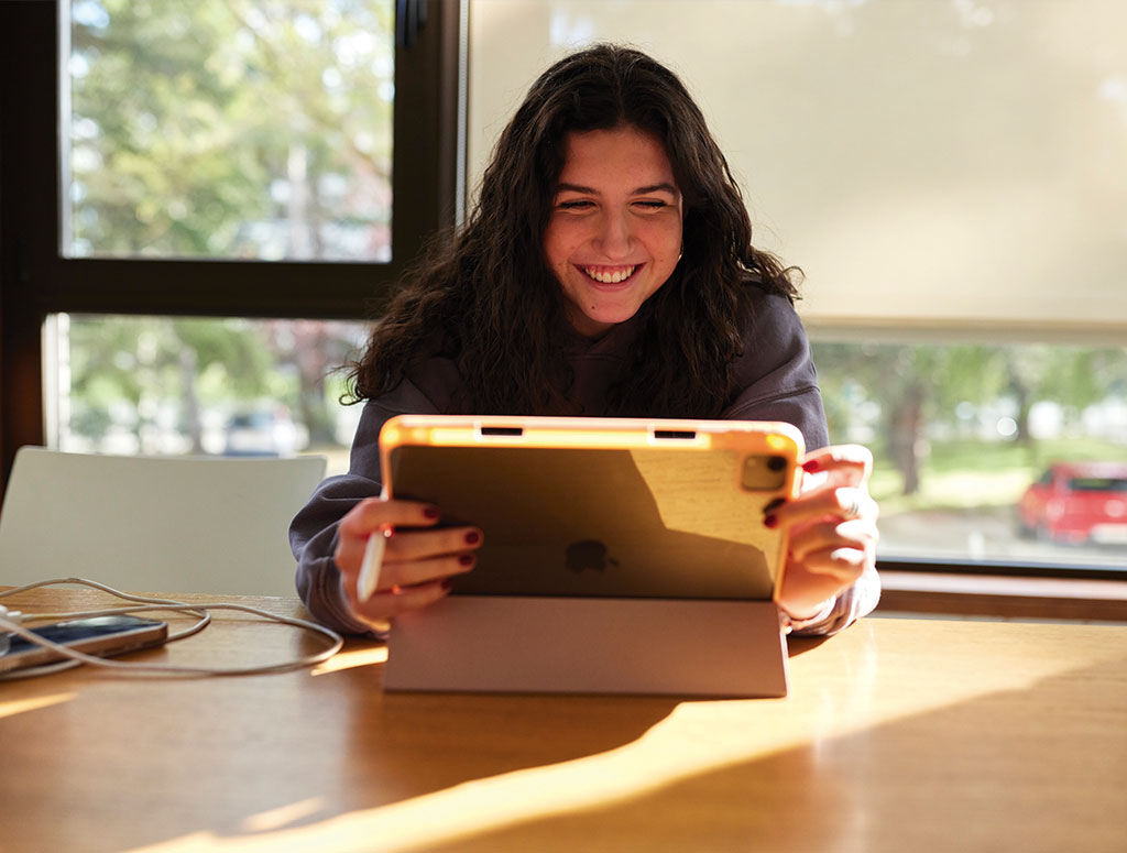 universitaria estudiando sonriente