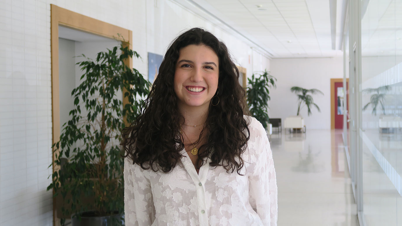 Chica joven sonriendo en un colegio mayor