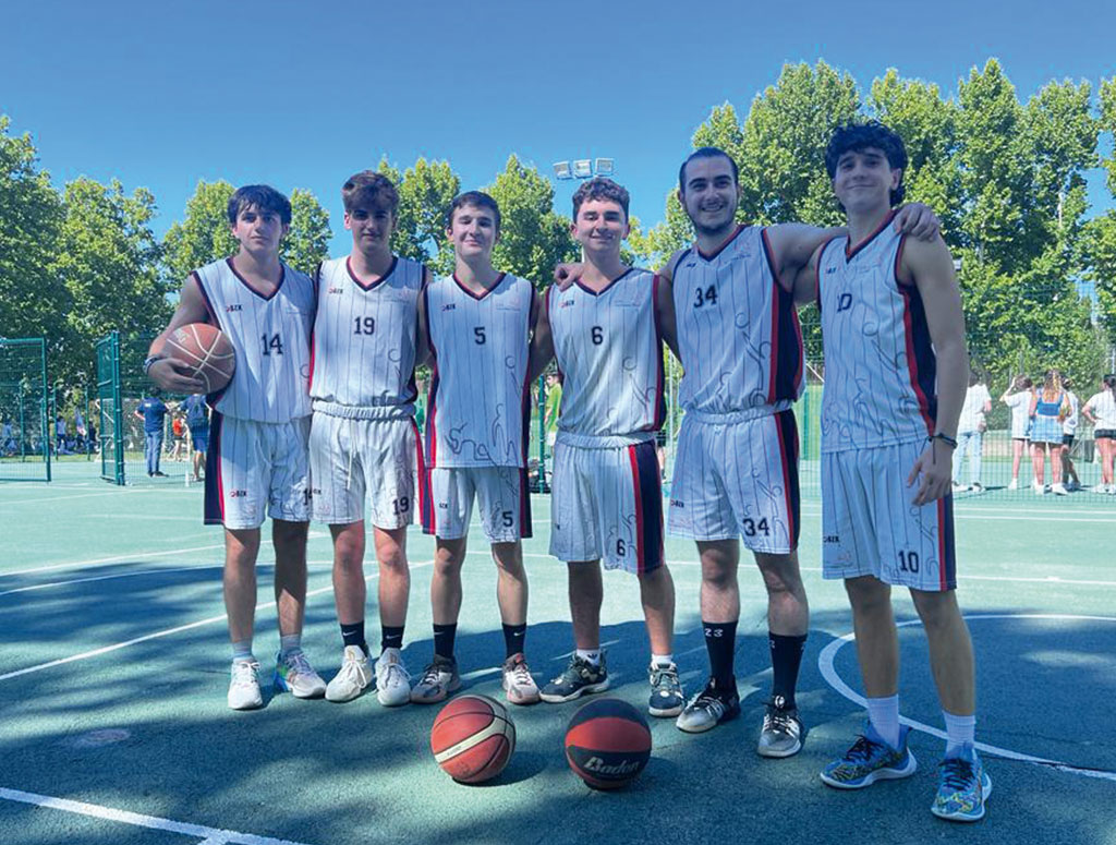 equipo de baloncesto posando en la cancha