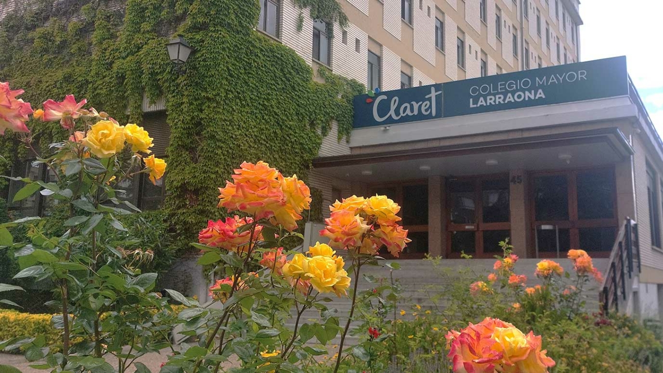 fachada del colegio mayor larraona rodeada de flores