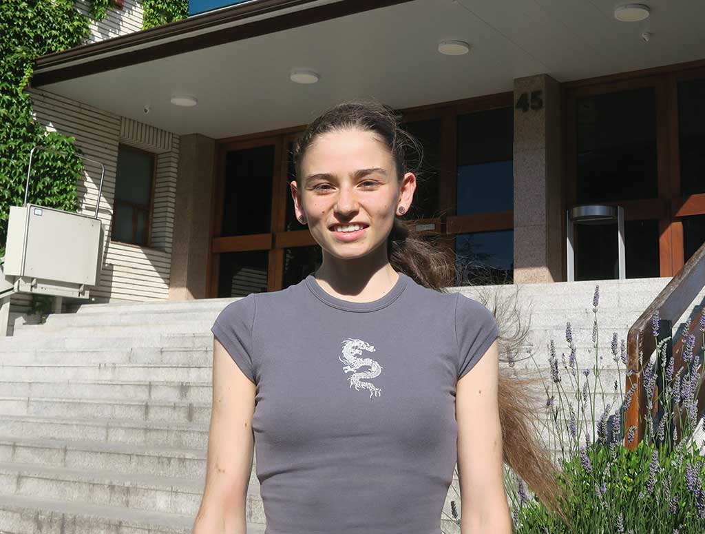 colegiala posando frente a la puerta del colegio mayor claret larraona