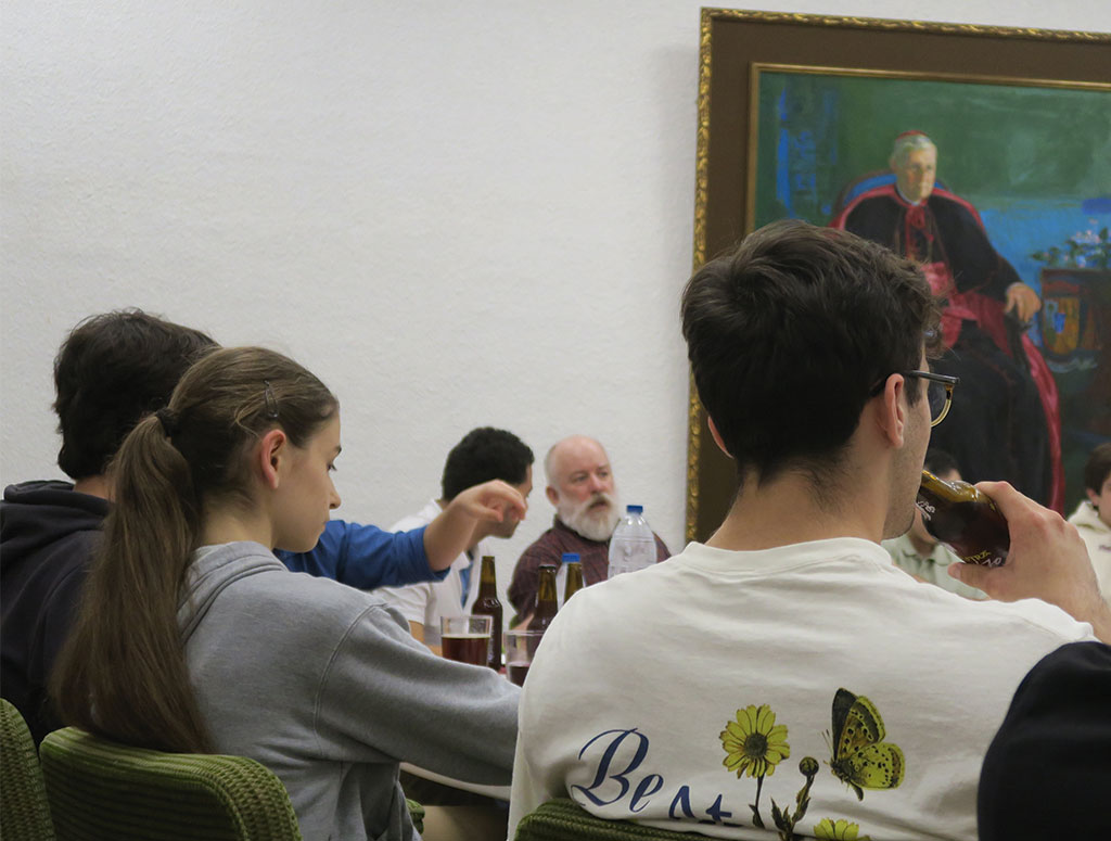 colegiales en una sesión de think and beer en el colegio mayor