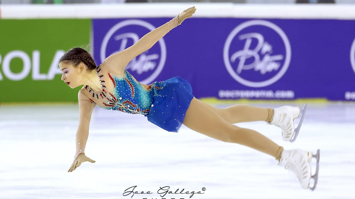 patinadora en un salto acrobático sobre hielo