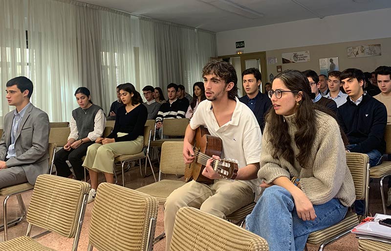 estudiantes celebrando una eucaristía en la capilla