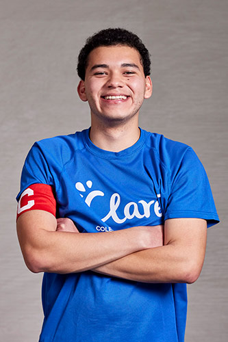 joven estudiante universitario internacional en el Colegio Mayor Larraona en Pamplona vestido con camiseta de equipo de fútbol