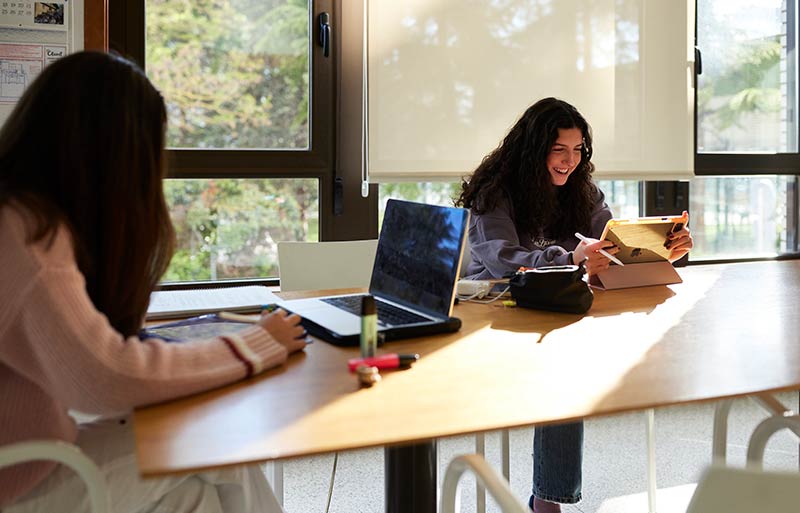 dos chicas universitarias estudian juntas