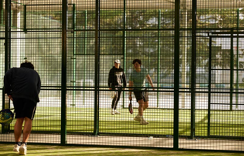 estudiantes en la pista de pádel