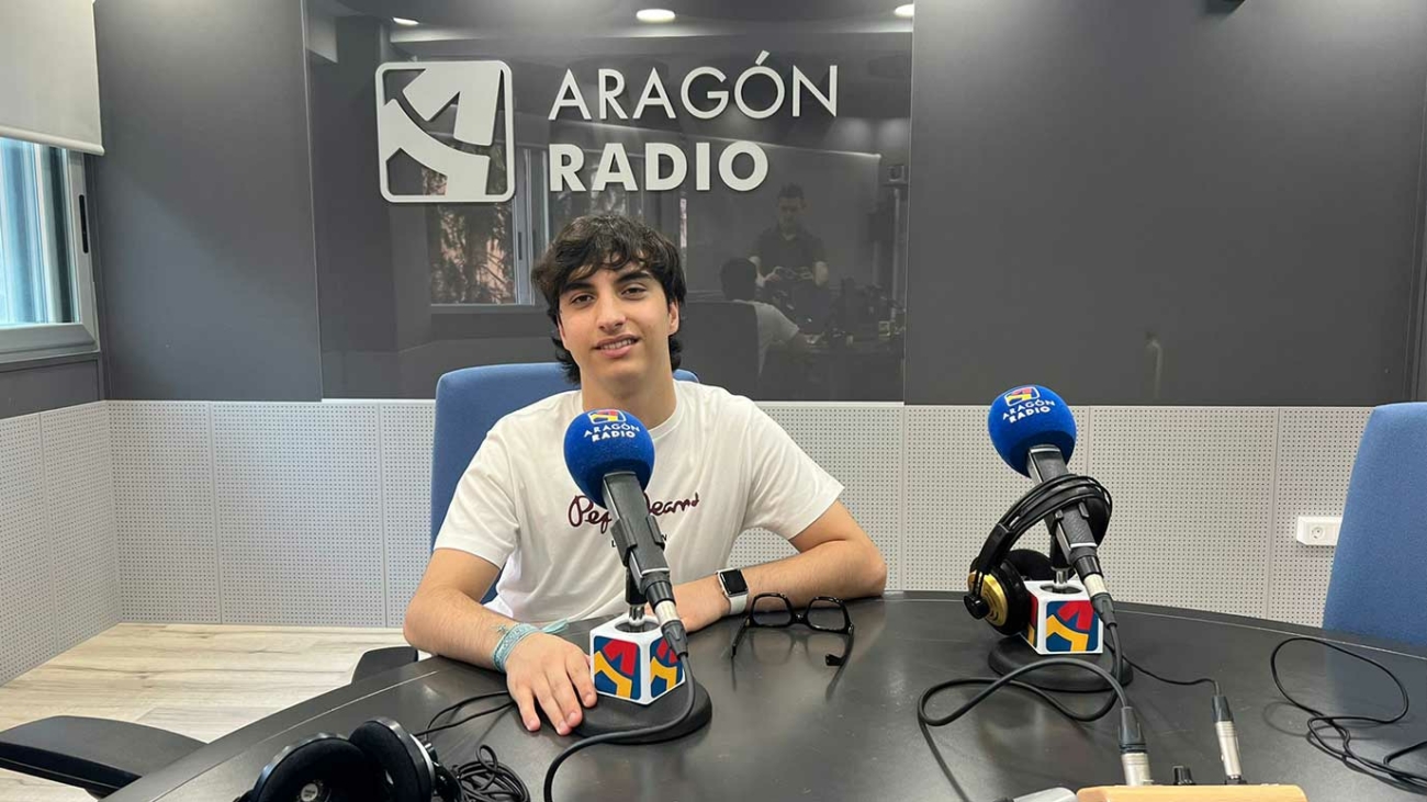 Mariano Plana en los estudios de Aragón Radio