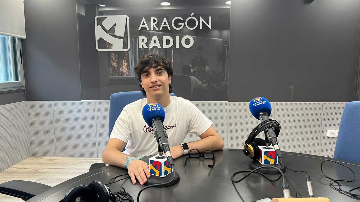 Mariano Plana en los estudios de Aragón Radio