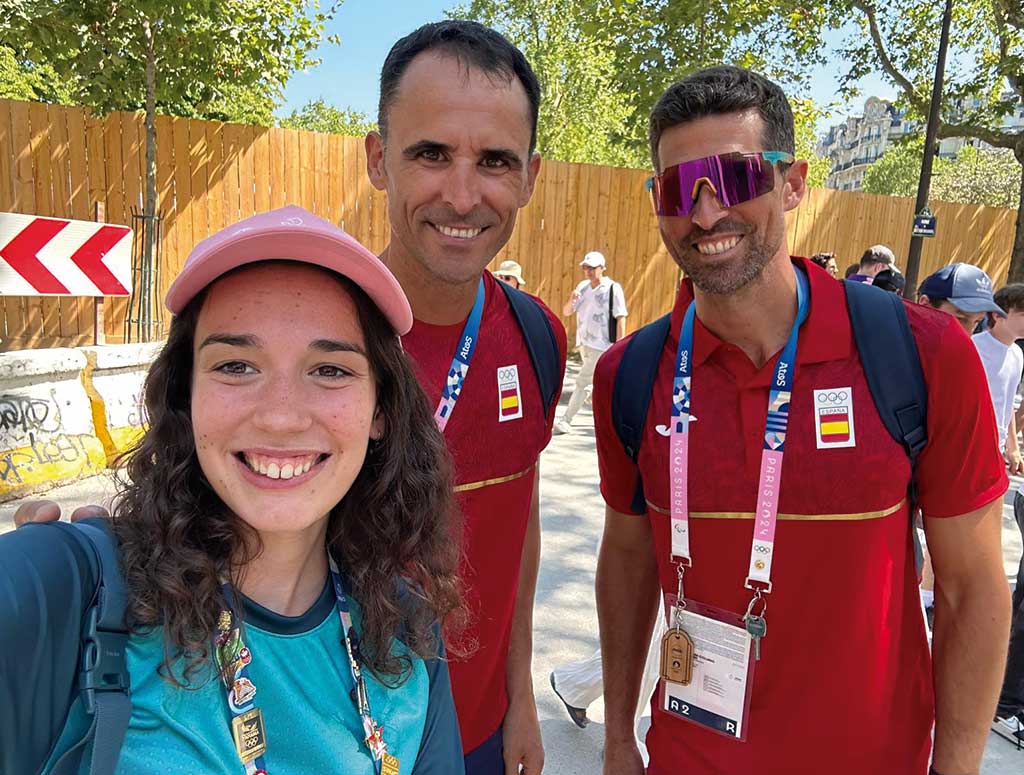 universitaria acompañada de dos jugadores de voley de la selección española