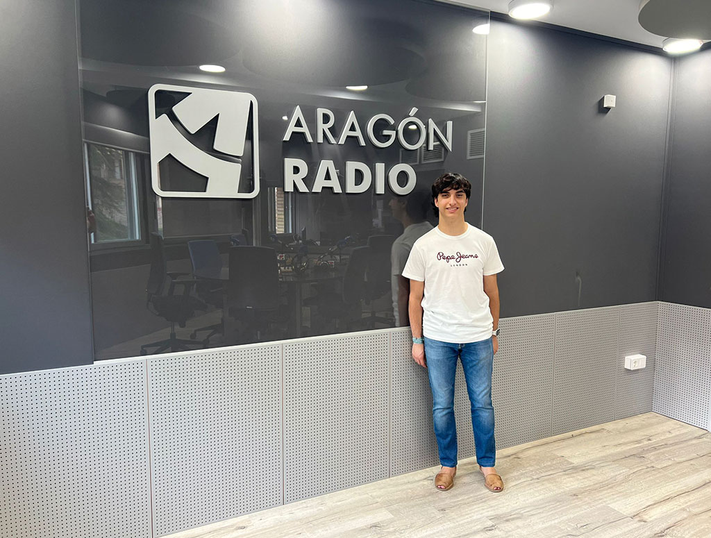 Colegial posando en las instalaciones de Aragón Radio