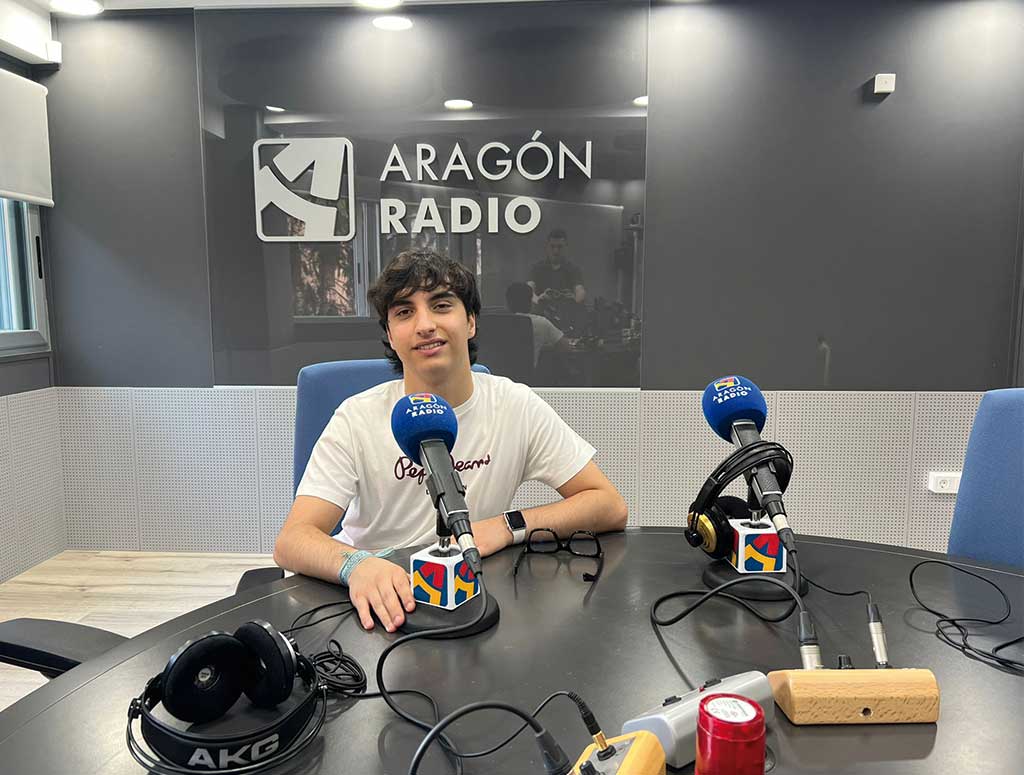 colegial frente a un micrófono en el estudio de radio de Aragón Radio