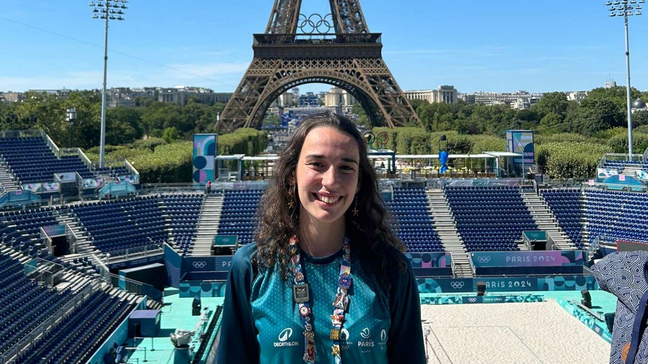 colegiala voluntaria en el estadio de la torre eiffel en parís 2024