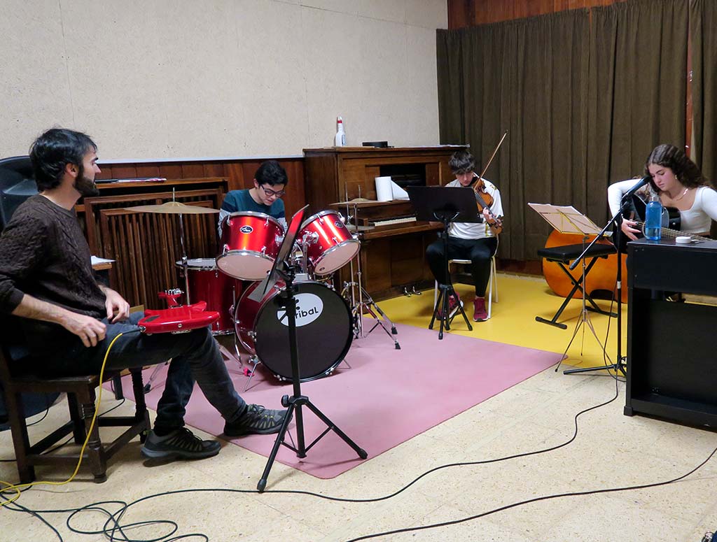 estudiante toca la batería en una banda musical joven