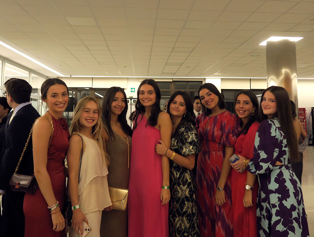 chicas vestidas de gala para fiesta de bienvenida