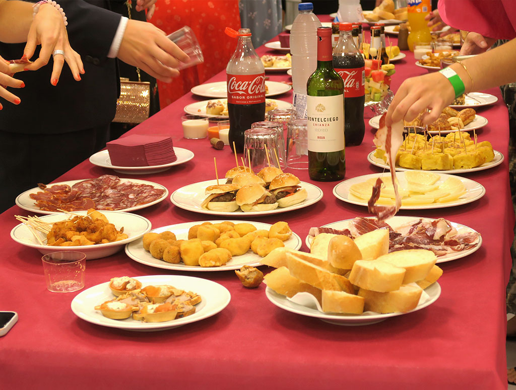 platos de comida en la fiesta