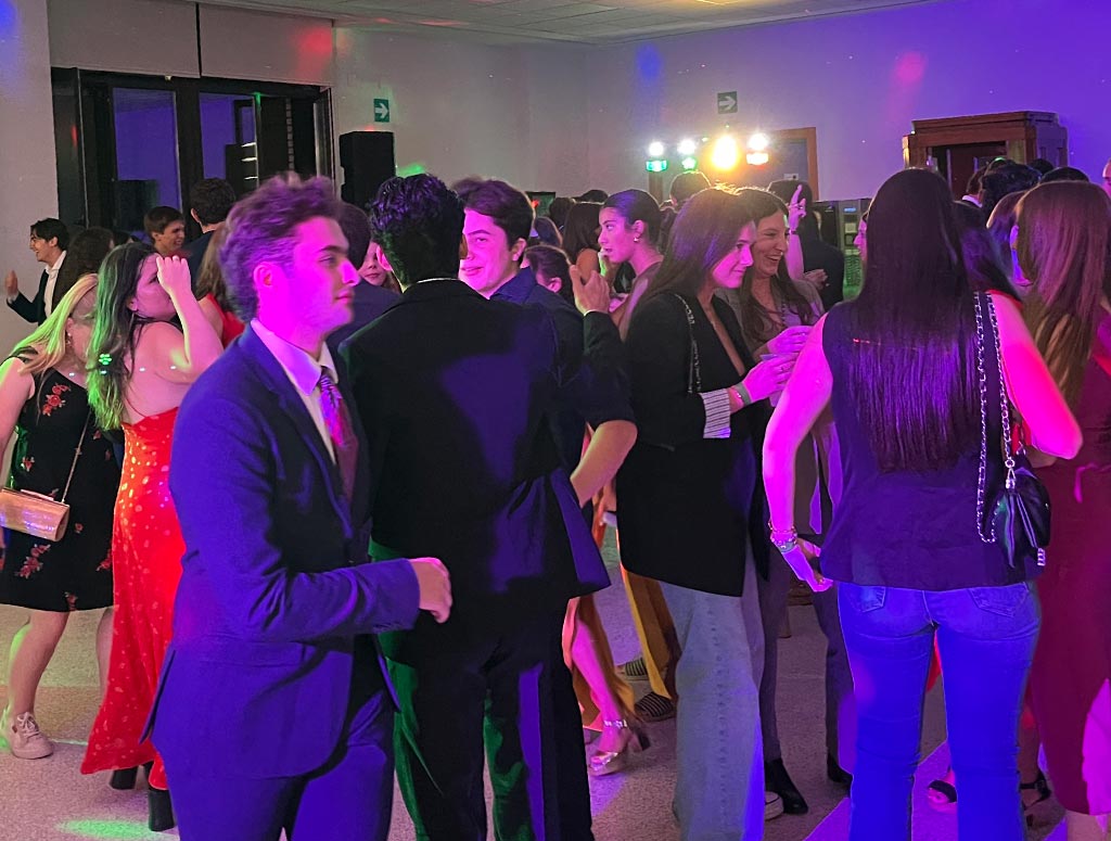 estudiantes bailando en pista de baile