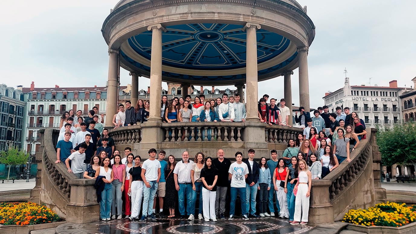 grupo de universitarios y universitarias en el kiosko de la plaza del castillo de pamplona