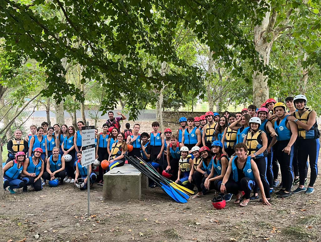 grupo de estudiantes vestidos para hacer rafting