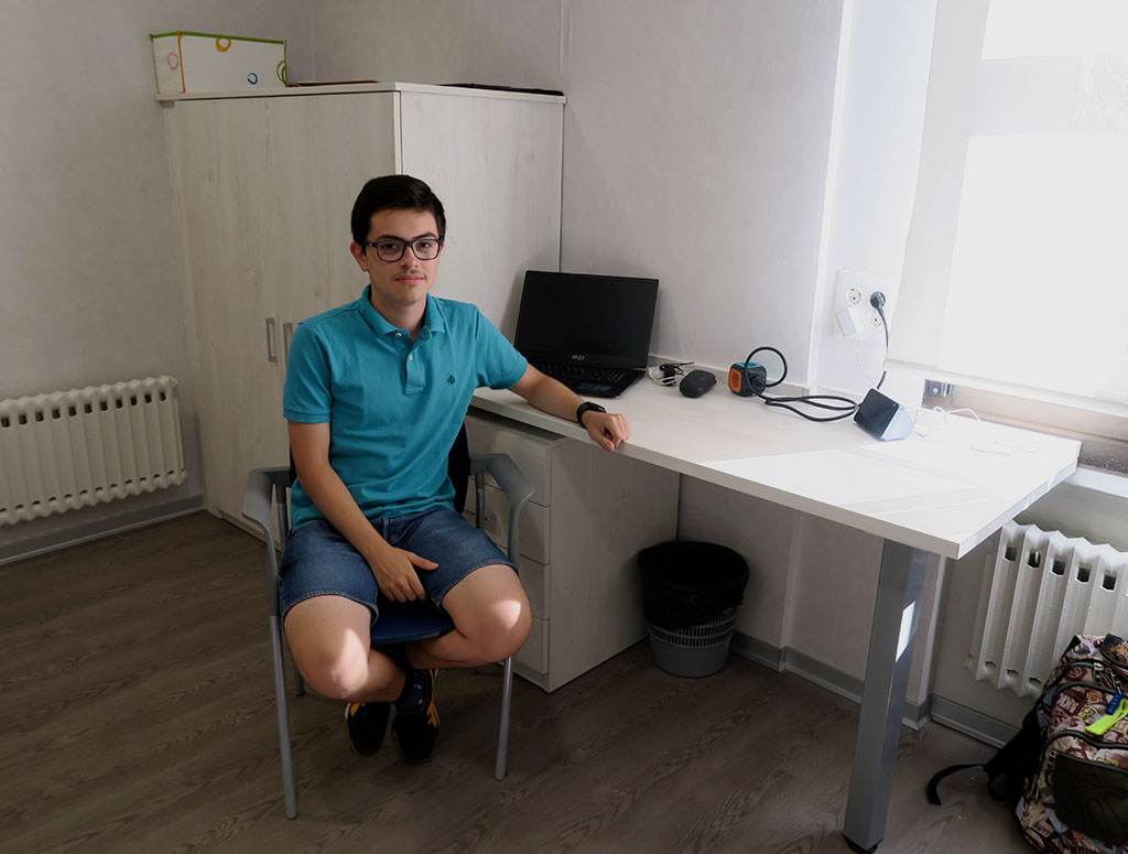 un estudiante de medicina frente al portátil en su habitación individual