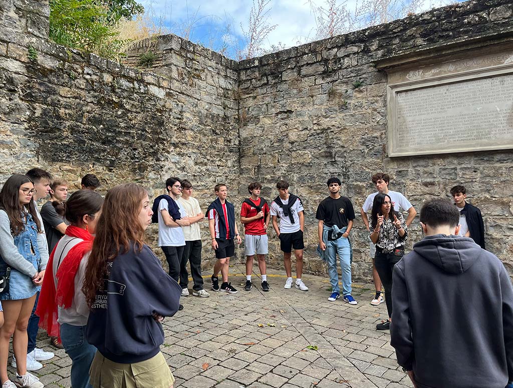 grupo de estudiantes en una visita guiada por Pamplona