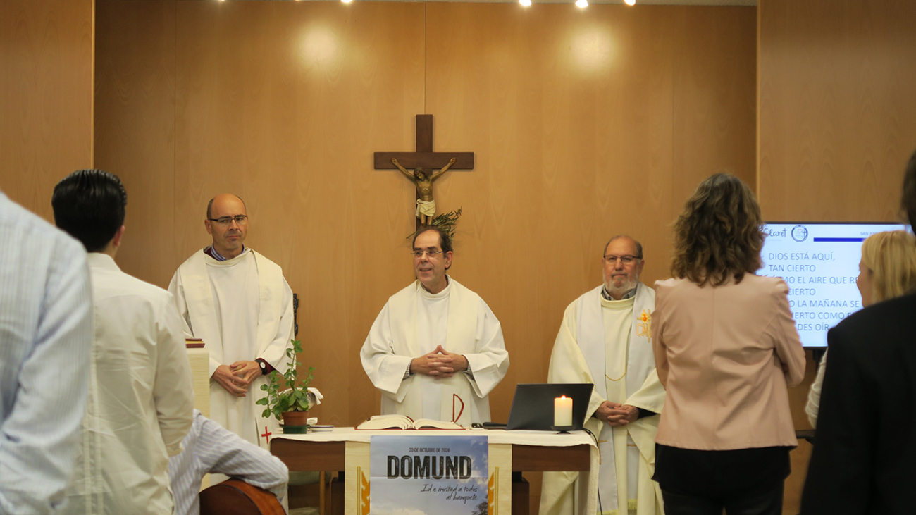 Tres curas claretianos celebran misa el día de Claret.