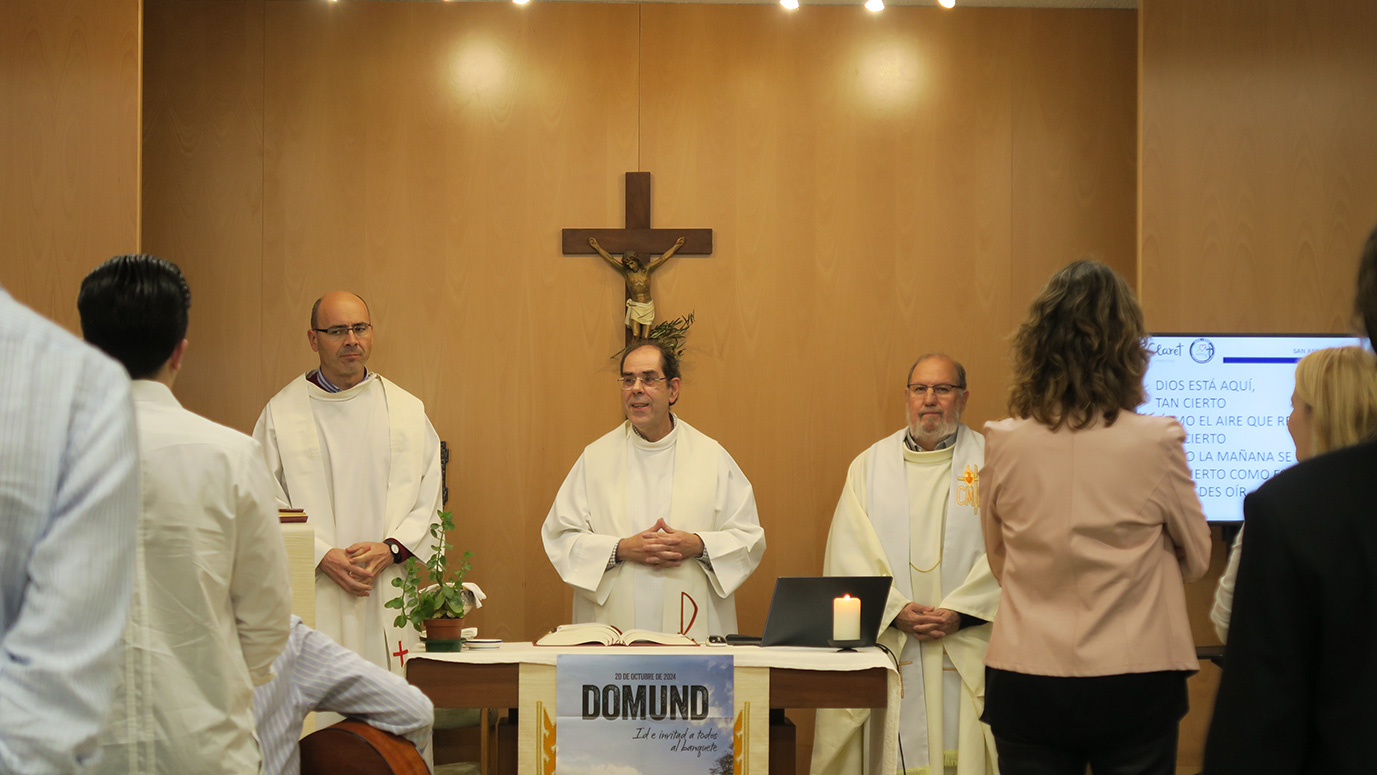 Tres curas claretianos celebran misa el día de Claret.