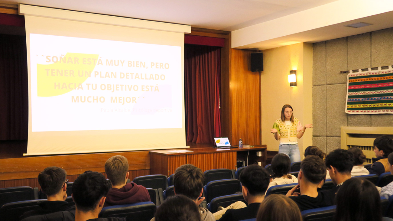 una profesora imparte un taller de estudio a colegiales universitarios en el Colegio Mayor Larraona